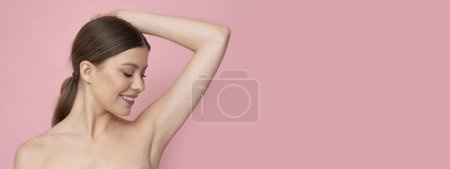 Foto de A beautiful model shows her depilated armpits. - Imagen libre de derechos