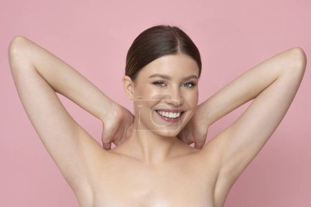 Téléchargez les photos : A beautiful model shows her depilated armpits. - en image libre de droit