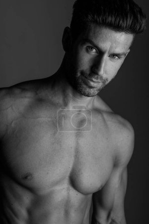 Téléchargez les photos : Handsome model in sensual photo session on grey background. - en image libre de droit