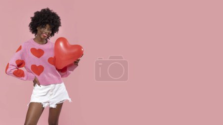 Téléchargez les photos : Saint Valentin - Magnifique modèle féminin aux cheveux afro. - en image libre de droit