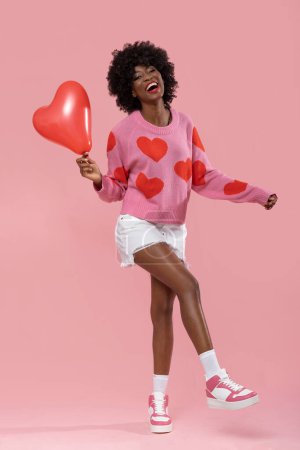 Téléchargez les photos : Saint Valentin - Magnifique modèle féminin aux cheveux afro. - en image libre de droit