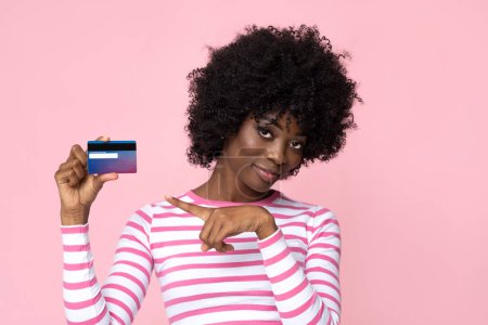 Téléchargez les photos : Positive African female with credit card in hand. - en image libre de droit