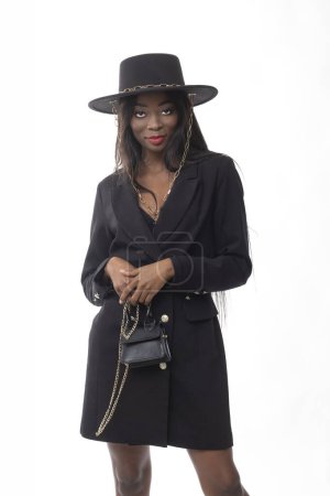 Foto de Mujer de moda con sombrero negro, abrigo y tacones altos. - Imagen libre de derechos