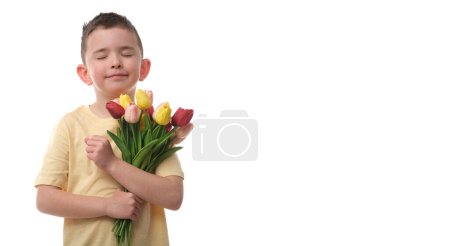 Foto de Lindo bebé con ramo de tulipanes sobre fondo blanco aislado. - Imagen libre de derechos