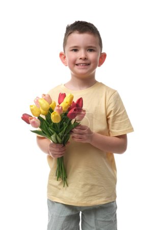Téléchargez les photos : Bébé garçon mignon avec bouquet de tulipes sur fond blanc isolé. - en image libre de droit