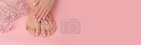 Téléchargez les photos : Manucure française parfaite et pédicure sur fond rose. - en image libre de droit