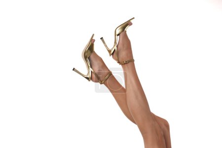 Téléchargez les photos : Beautyful et à la mode femme en or talons hauts sur les jambes parfaites. - en image libre de droit