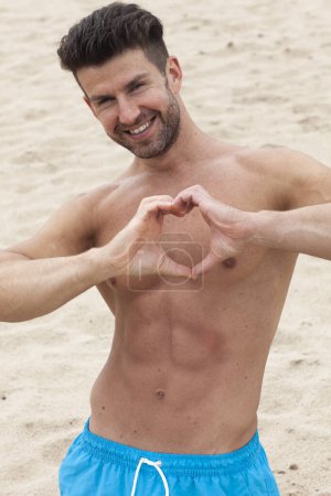 Téléchargez les photos : Beau mec sur la plage. - en image libre de droit