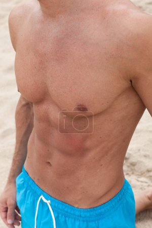Foto de Hombre guapo en la playa. - Imagen libre de derechos