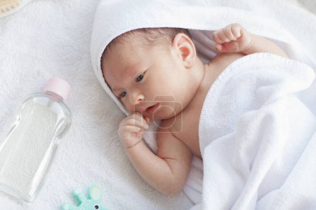 Foto de Lindo bebé recién nacido durante los procedimientos de cuidado. - Imagen libre de derechos