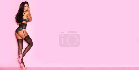 Téléchargez les photos : Femme sexy en lingerie noire sur fond rose. - en image libre de droit