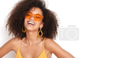 Téléchargez les photos : Très jolie jeune femme avec coiffure afro et robe jaune sur fond blanc isolé. - en image libre de droit