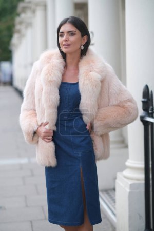 Téléchargez les photos : Femme élégante en vêtements élégants dans les rues de Londres. - en image libre de droit