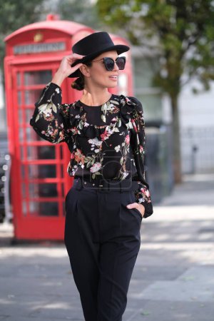 Téléchargez les photos : Femme élégante en vêtements élégants dans les rues de Londres. - en image libre de droit