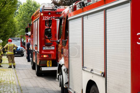 Téléchargez les photos : Katowice, Pologne - 27.06.2023 : Incendie de voiture dans un lotissement fermé. - en image libre de droit