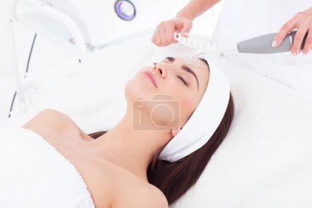 Foto de Una mujer hermosa se somete a procedimientos en un salón de belleza. - Imagen libre de derechos