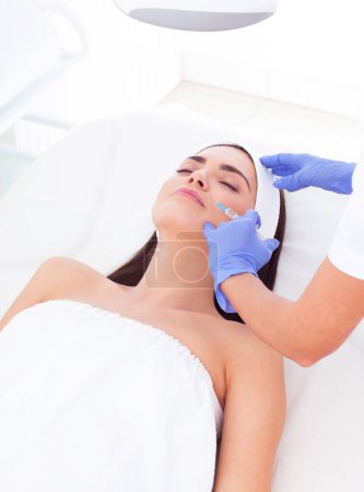 Foto de Una mujer hermosa se somete a procedimientos en un salón de belleza. - Imagen libre de derechos