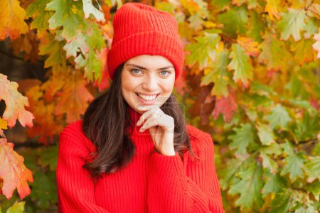 Téléchargez les photos : Belle brune dans un décor d'automne avec un chapeau rouge et une écharpe. - en image libre de droit