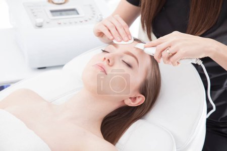 Foto de Paciente de un salón de belleza durante los tratamientos faciales. - Imagen libre de derechos
