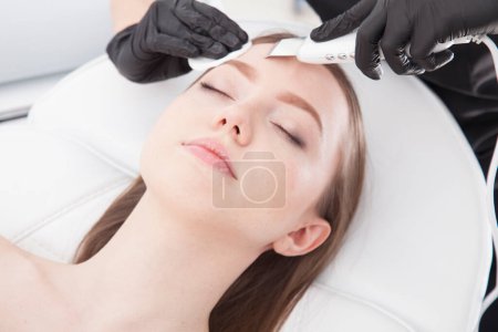 Téléchargez les photos : Patient d'un salon de beauté pendant les soins du visage. - en image libre de droit