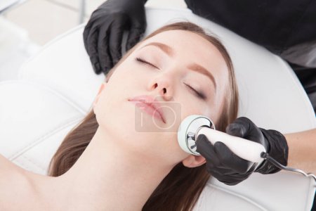 Foto de Paciente de un salón de belleza durante los tratamientos faciales. - Imagen libre de derechos