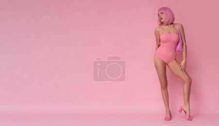 Foto de Hermosa joven con el pelo rosa en un estilo de moda. - Imagen libre de derechos