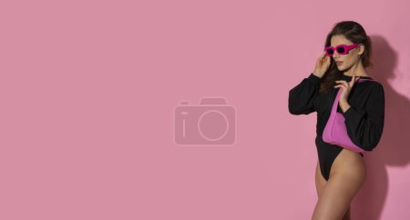 Téléchargez les photos : Brune élégante en scénographie rose. - en image libre de droit