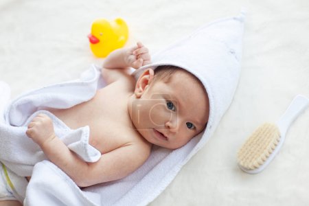 Téléchargez les photos : Mignon petit bébé après la douche. - en image libre de droit