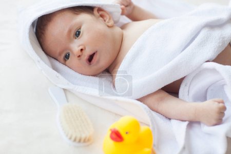 Téléchargez les photos : Mignon petit bébé après la douche. - en image libre de droit