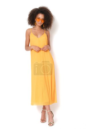 Téléchargez les photos : Beauté afro-américaine femme en robe jaune sur fond blanc isolé. - en image libre de droit