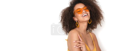 Téléchargez les photos : Beauté afro-américaine femme en robe jaune sur fond blanc isolé. - en image libre de droit
