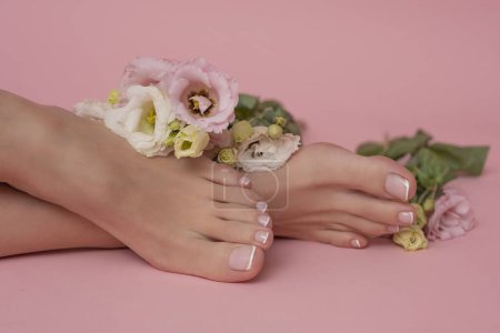 Téléchargez les photos : Manucure française parfaitement faite sur les pieds de femme. - en image libre de droit