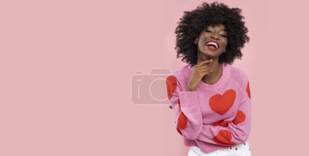 Foto de Mujer afro americana feliz con corazón de globo. - Imagen libre de derechos