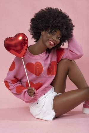 Téléchargez les photos : Heureuse femme afro-américaine avec coeur de ballon. - en image libre de droit