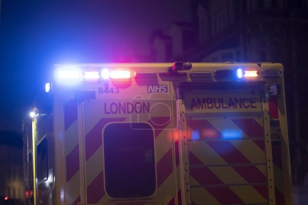 Foto de Londres, Reino Unido - 14 de enero de 2024: Vehículo de emergencia en la calle Londres. - Imagen libre de derechos