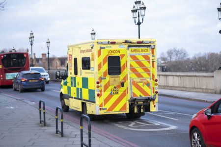 Téléchargez les photos : Londres, Royaume-Uni - 14 janvier 2024 : Véhicule d'urgence sur la rue Londres. - en image libre de droit