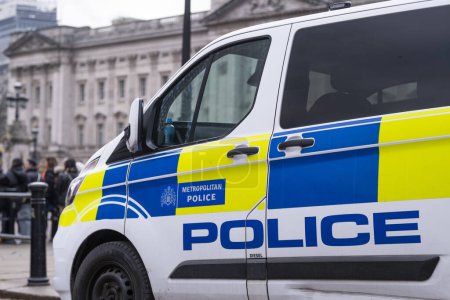 Téléchargez les photos : Londres, Royaume-Uni 14 janvier 2024. Patrouille de police devant Buckingham Palace. - en image libre de droit
