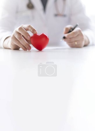 Téléchargez les photos : Le cœur en caoutchouc comme symbole de la santé. - en image libre de droit