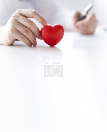 Téléchargez les photos : Le cœur en caoutchouc comme symbole de la santé. - en image libre de droit