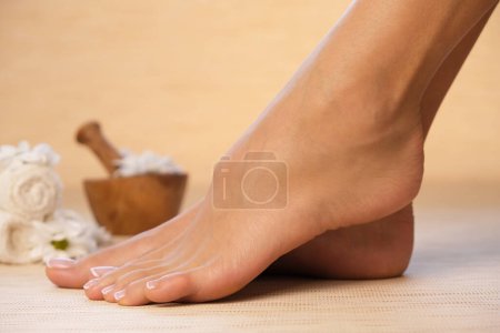 Téléchargez les photos : Beaux pieds féminins après le traitement spa. - en image libre de droit