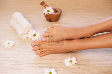 Téléchargez les photos : Beaux pieds féminins après le traitement spa. - en image libre de droit