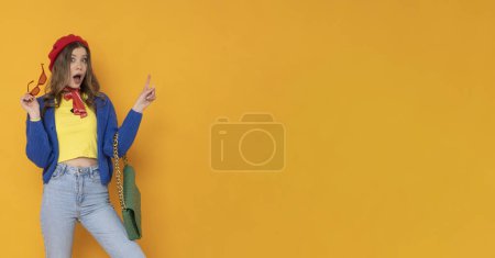 Foto de Mujer emocionada en traje colorido. - Imagen libre de derechos