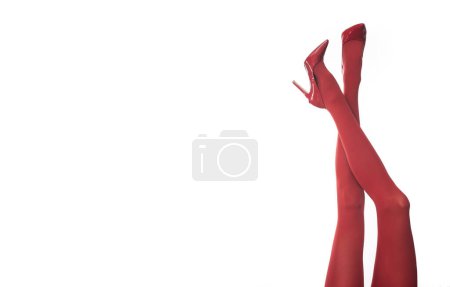 Téléchargez les photos : Collants rouges et talons hauts sur fond blanc isolé. - en image libre de droit