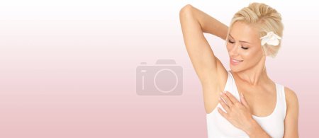 Foto de Una hermosa modelo rubia muestra su cuerpo depilado. - Imagen libre de derechos