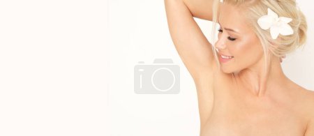 Foto de Una hermosa modelo rubia muestra su cuerpo depilado. - Imagen libre de derechos
