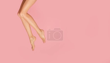 Téléchargez les photos : Jambes longues et fines sur fond rose pastel. - en image libre de droit