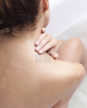 Foto de Una joven toma un baño en una bañera llena de espuma. - Imagen libre de derechos