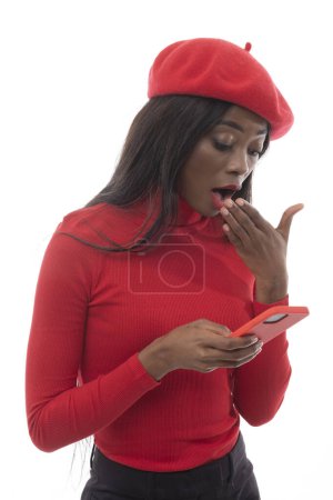 Téléchargez les photos : Jeune femme afro-américaine à la mode avec téléphone portable. - en image libre de droit