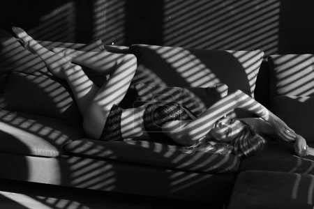 Téléchargez les photos : Femme sexy dans une séance photo sensuelle en noir et blanc. - en image libre de droit