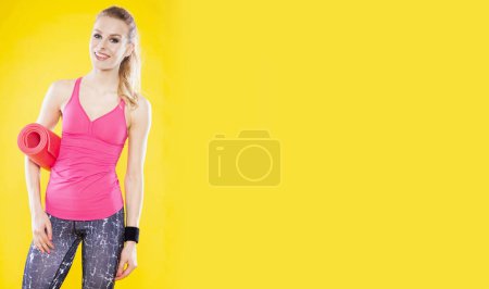 Téléchargez les photos : Entraîneur de fitness positif sur fond jaune isolé. - en image libre de droit